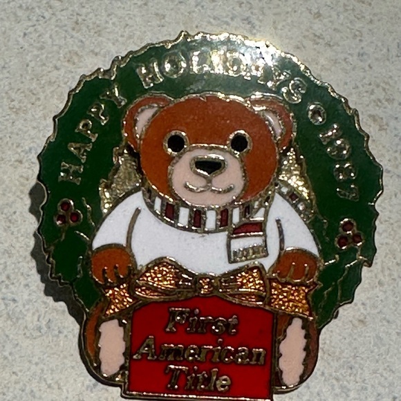 FIRST AMERICAN TITLE INSURANCE Six lapel/ hat pins. Perfect for collectors. - Picture 7 of 8